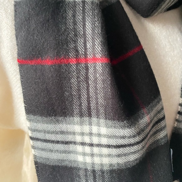 Cashmink scarf with fur tassels - Picture 8 of 9